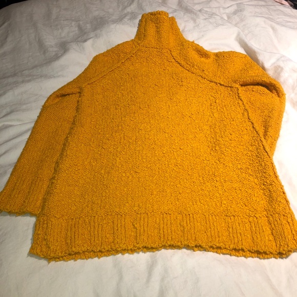 Yellow/gold sweater - Picture 2 of 4